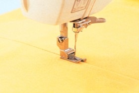 Лапка Brother F044N для швейной машины с подпружиненным направителем 2 мм (XC1592052)