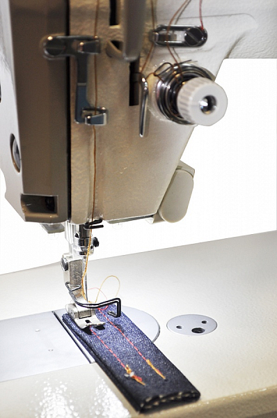 Прямострочная промышленная швейная машина Velles VLS 1811D1 со встроенным сервоприводом