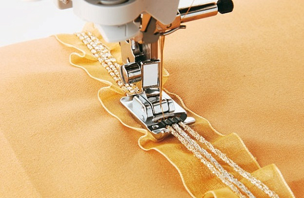 Лапка Brother F024N для швейной машины для 3-х тонких шнуров, резинок, жгутов, нитей (XC1967002)