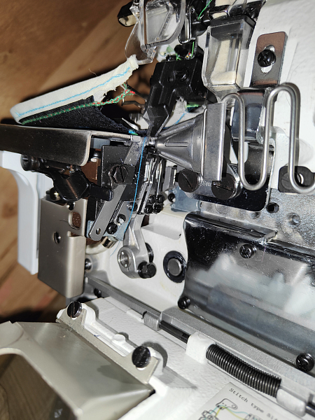 Промышленный оверлок Jack E4S-2x250 со встроенным окантователем для обработки карманов