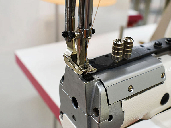 Прямострочная одноигольная швейная машина Aurora A-1341v для окантовки