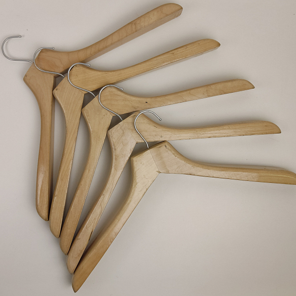 Вешалка плечики для одежды из массива бука Anyday VP-40, без перекладины, светлая (арт. VP-40 б/п с)