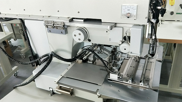 Промышленная швейная машина с программируемой строчкой для обработки прорезных карманов Aurora ASM-3050