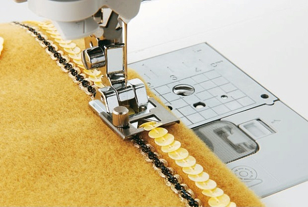 Лапка Brother F021N для швейной машины для тесьмы (XC1960002)