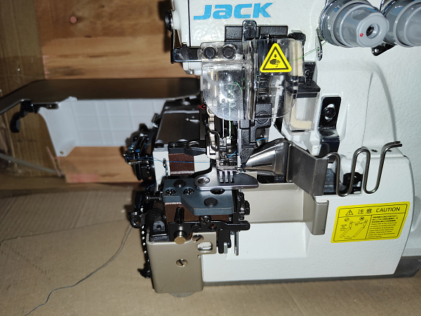 Промышленный оверлок Jack E4S-2x250 со встроенным окантователем для обработки карманов