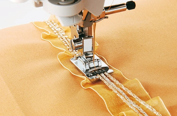 Лапка Brother F013N для швейной машины для 3-х тонких шнуров, резинок, жгутов, нитей (XC1956052)